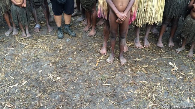 Sopan santun diperlukan, selain saat bersosialisasi juga saat mengambil dokumentasi.