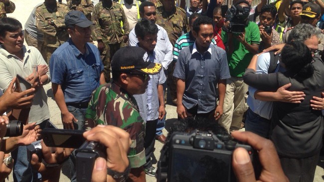 Lemahnya kondisi fisik dua WNI yang sepekan lebih disandera di Papua Nugini terlihat ketika mereka dibawa ambulans ke Rumah Sakit Bhayangkara Jayapura, Papua.