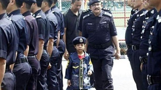 Impian Mohamad Uzair Noor Azlan untuk menjadi polisi terancam kandas saat didiagnosa mengidap kanker. Tapi Polisi Diraja Malaysia membantunya.