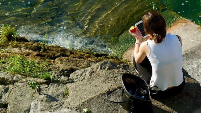 7 Mitos yang Kerap Disematkan ke Para Introvert Mereka yang berkepribadian introvert kerap dikaitkan dengan sifat pendiam, kurang percaya diri, atau pemalu. Benarkah demikian?