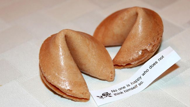 Penulis kalimat peruntungan untuk fortune cookie harus mampu menulis kalimat bijak yang bisa diterima segala kalangan penggemar makanan China.