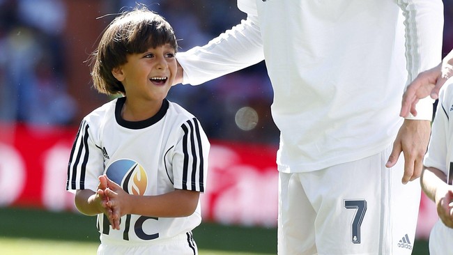 Pertandingan Madrid melawan Granada terasa semakin spesial bagi Mohsen karena salah satu putranya, Zaid, menjadi bocah maskot di laga tersebut.