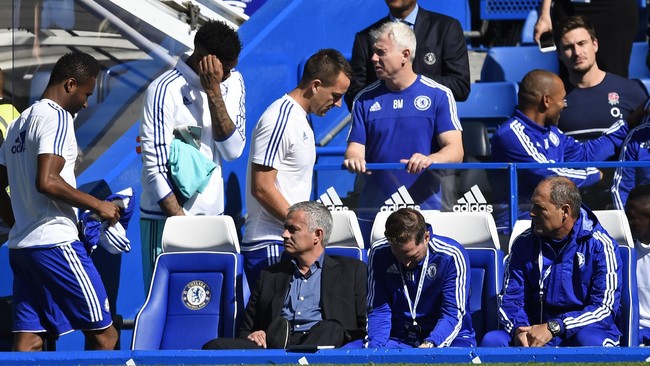 John Terry mengklaim yang sepatutnya bertanggung jawab atas performa buruk Chelsea adalah para pemain yang tampil di lapangan, bukan Jose Mourinho.