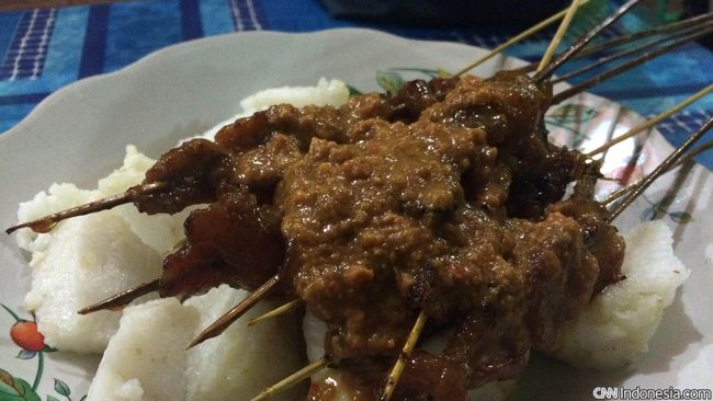Biasanya sebelum dibakar sate dibumbui hanya dengan kecap manis. Kalau Sate Ambal, diberi bumbu rempah-rempah dulu sebelum dibakar.