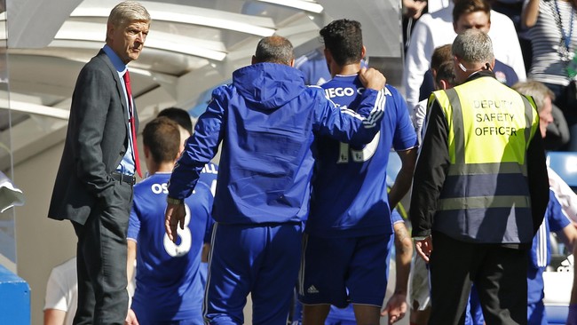 Arsene Wenger mengungkapkan kekesalan terhadap wasit Mike Dean usai Arsenal kalah 0-2 dari Chelsea pada lanjutan Liga Primer di Stamford Bridge.