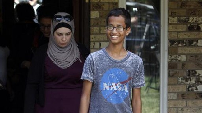 Ahmed Mohamed, remaja korban Islamofobia di Amerika Serikat akhirnya memutuskan pindah ke Qatar setelah menerima tawaran beasiswa di negara itu.