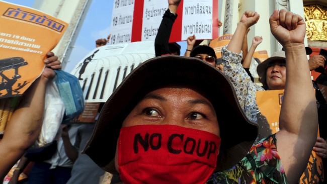 Memperingati sembilan tahun mantan PM Thaksin Shinawatra dikudeta, aktivis Thailand turun ke jalan, melanggar larangan demonstrasi oleh pemerintah junta.
