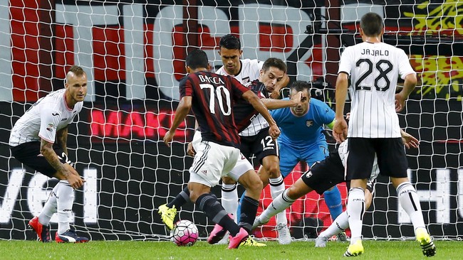 AC Milan merangkak naik di klasemen sementara Serie A setelah berhasil mengalahkan Palermo dengan kemenangan tipis 3-2, di Stadion San Siro, Minggu (20/9).