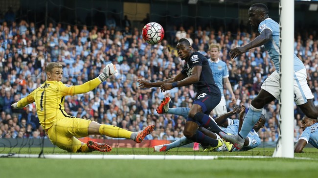 Manchester City tertinggal 1-2 dari West Ham United hingga jeda babak pertama lanjutan Liga Primer Inggris di Stadion Etihad, Sabtu (19/9).