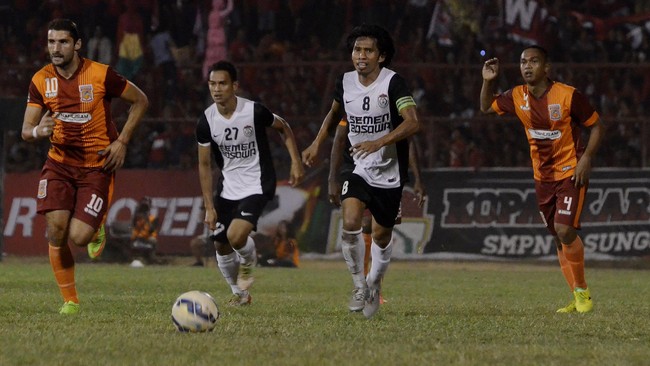 PSM Makassar membentengi pelatih Robert Rene Alberts dengan gaji lebih tinggi demi menepis godaan dari klub papan atas.