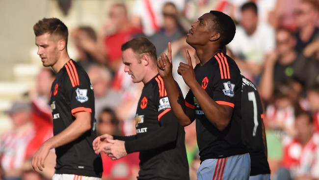 ManUtd berhasil torehkan prestasi di pekan keenam Liga Primer Inggris dengan loncat ke posisi kedua klasemen sementara setelah ungguli Southampton 3-2.