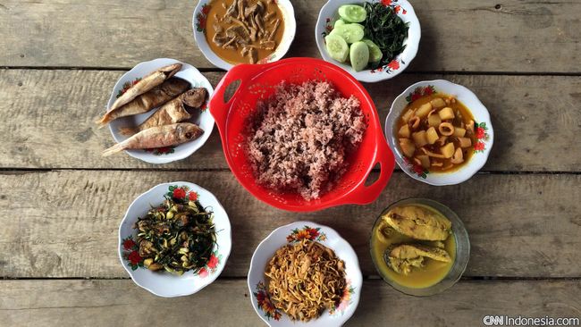 Tradisi Sepintu Sedulang tak hanya menjadi momen yang tepat untuk merasakan kehangatan warga kota Bangka, tapi juga untuk menyicipi masakan khas kota elok itu.