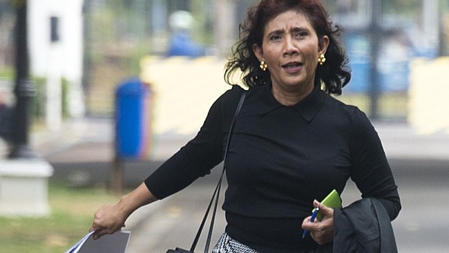 Menteri Susi Pudjiastuti menyebut ada oknum aparat di Kalimantan Barat yang membantu kapal asing mencuri ikan sehingga terhindar dari patroli yang dilakukan.