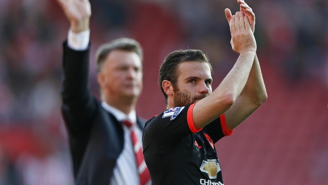 Meski Juan Mata tampil mengesankan dan mencetak satu gol untuk Man United, Van Gaal lebih memilih memuji Chris Smailing yang juga membobol gawang Wolfsburg.