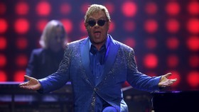 Elton John Batalkan Pentas demi Kondangan Harry-Markle