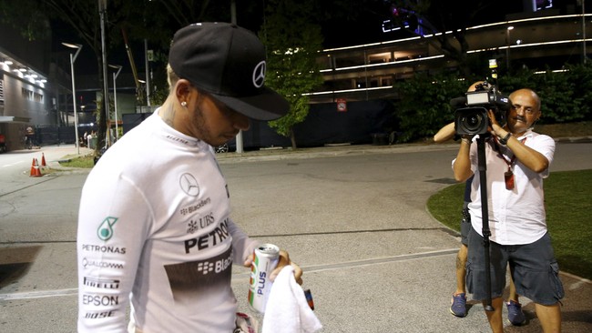 Lewis Hamilton lebih memilih berkonsentrasi dengan hasil tes pramusimnya dibandingan memerhatikan hasil tes pramusim rival.
