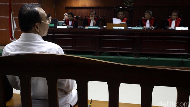 Pernah jadi saksi kasus korupsi pengadaan Al-Quran, kini Mantan Sekjen Kementerian Agama Bahrul Hayat diperiksa untuk kasus korupsi penyelenggaraan ibadah haji.