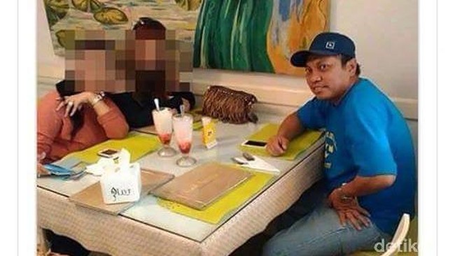 Dua jam Gayus Tambunan bersama pengacaranya, tiga pengawal, dan dua wanita berada di restoran itu usai menghadiri sidang perceraian.