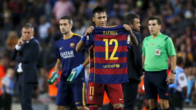 Prihatin atas nasib yang menimpa Rafinha, Neymar persembahkan golnya saat Barcelona raih kemenangan besar atas Levante, dalam lanjutan La Liga, Senin (21/9).
