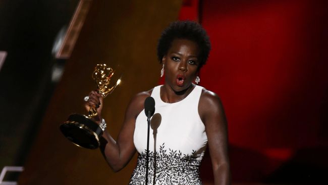 Sejarah baru saja diukir kala pemeran serial drama How to Get Away With Murder ini meraih piala Emmy pertamanya.