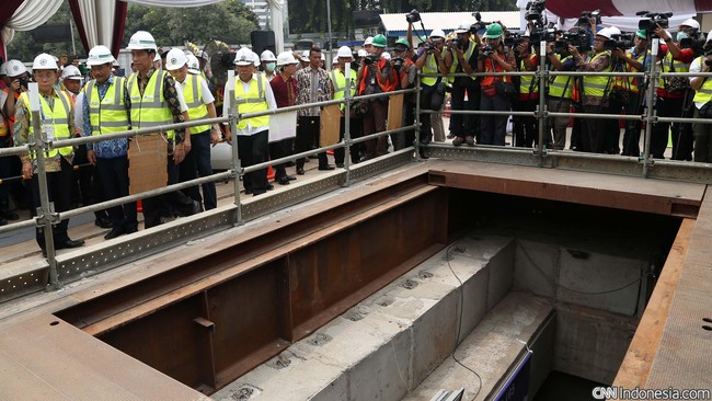 Presiden Jokowi berpandangan pembangunan proyek infrastruktur tidak boleh ditunda, karena semakin lama investasi yang dikeluarkan akan semakin tinggi.