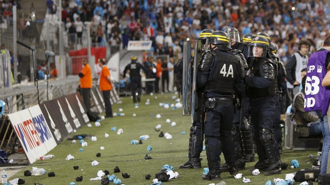 Kembali ke stadion yang pernah menjadi rumahnya selama delapan musim, Mathieu Valbuena mendapat sambutan berupa lemparan botol minum.