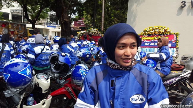 Fatiha memilih bergabung dengan BluJek untuk mengisi waktu luangnya di luar jam kuliah.
