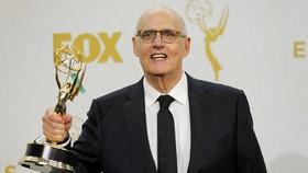 Jeffrey Tambor Persembahkan Emmy untuk Kaum Transgender