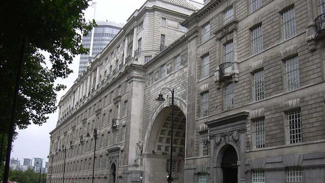 Komite intelijen dan keamanan Parlemen Inggris akan menyelidiki alasan pelaku teror London bisa lolos dari pantauan badan intelijen Inggris, MI5.