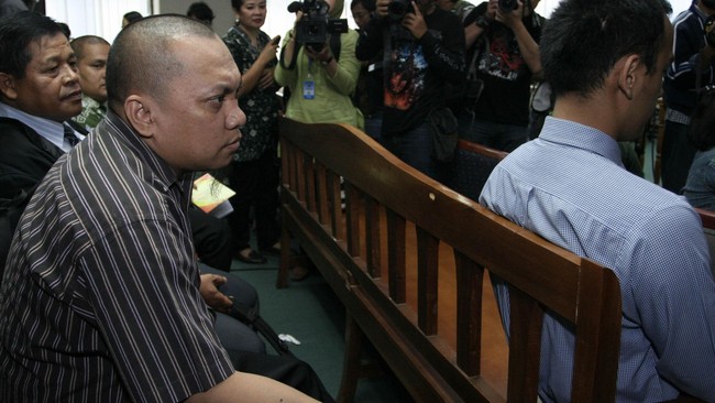 Ada bentuk kesengajaan dari petugas lapas untuk membiarkan terpidana korupsi pajak Gayus Tambunan bebas berkeliaran.