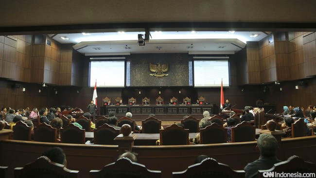 Tim Diaspora Indonesia pernah berencana menggugat UU Kewarganegaraan. RI menganut kewarganegaraan tunggal. Aturan itu kini dikaji ulang pemerintah.