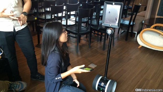 Double Telepresence Robot merupakan robot untuk telekonferensi video yang dapat dikendalikan dari jarak jauh untuk memungkinkan pengguna hadir di rapat virtual.