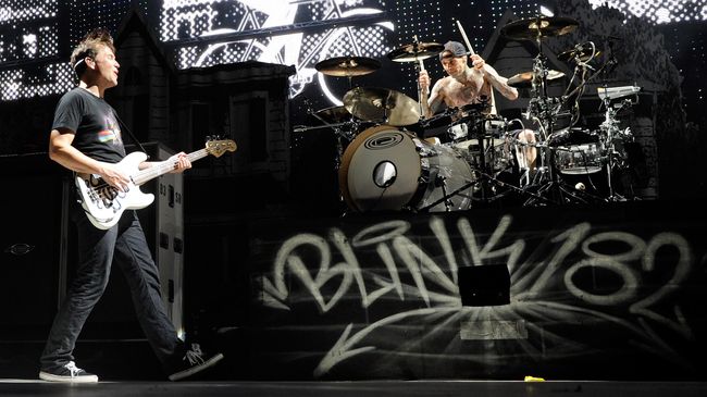 Sang penggebuk drum grup band Blink-182 mengaku pernah "dipaksa" menikahi cucu bos pemillik jaringan hotel Hilton itu.