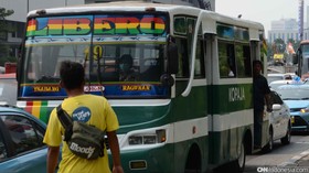 Polisi Buru Sopir Kopaja Terguling di Sudirman