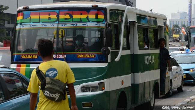 Kepolisian berencana meminta keterangan dan informasi dari pihak Kopaja untuk menangkap sopir dan kondektur bus, yang menewaskan satu orang.