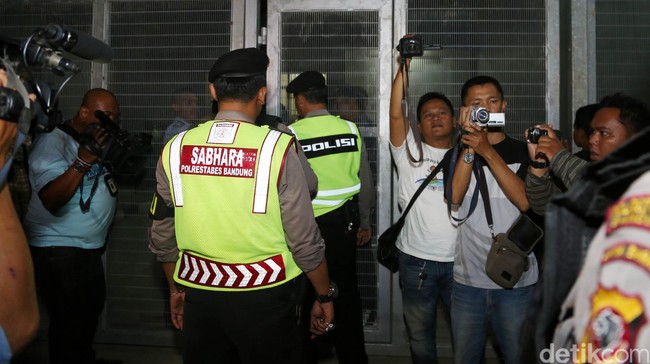 Gayus Tambunan dipindahkan dari Lapas Sukamiskin ke Gunung Sindur karena tertangkap kamera saat plesiran. Di lapas barunya, Gayus diisolasi seminggu.