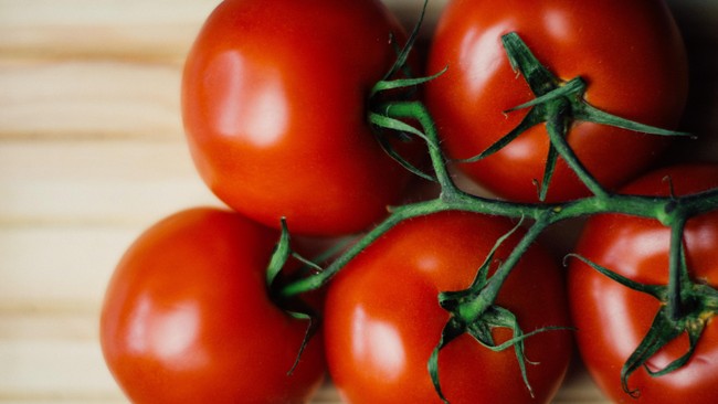 Harga rata-rata tomat naik menjadi Rp18.106 per kg di sejumlah pasar di DKI Jakarta. Bahkan, ada yang menjual tomat seharga Rp25 ribu per kg.