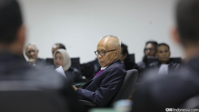 Pernyataan  Tripeni Irianto Putro secara tak langsung membantah pengakuan Kaligis sebelumnya.