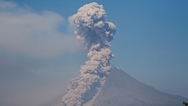 Empat Kecamatan di Kabupaten Tanah Datar, Sumatera Barat, terkena dampak semburan abu vulkanik akibat erupsi Gunung Marapi, Minggu (4/6).