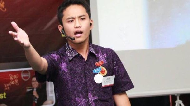 Sejak kecil Ia memang senang tampil di depan umum.