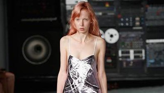 MM6 Maison Margiela menghadirkan kreasi busana yang tak biasa di London Fashion Week. Salah satunya, tas pinggang yang diubah jadi penutup dada.