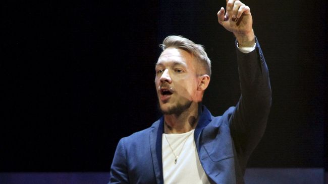 Setelah tampil dalam tribute mendiang David Bowie di Brit Awards 2016, Lorde segera bergegas ke belakang panggung, diikuti Diplo.