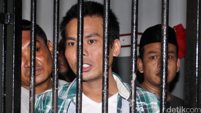 Menurut pemohon, Pasal 256 juncto Pasal 506 KUHP hanya dapat dikenakan pada seseorang yang menyebabkan perbuatan seks komersial saja