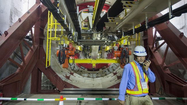Bor bawah tanah Antareja sudah bekerja menggali terowongan sepanjang 12 meter. Presiden Jokowi yakin, proyek MRT akan berjalan sesuai target. 