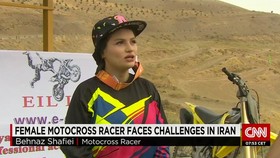 Crosser Perempuan Iran Berpacu di Antara Ketidakpastian