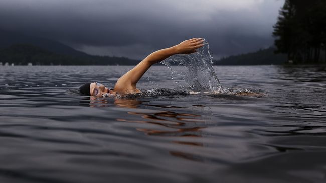 Demi menghindari macet di jalanan setiap pagi, Benjamin David memutuskan untuk berenang melintasi sungai Isar menuju ke tempat kerjanya.