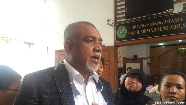 Robbie terlihat tenang dan percaya diri menjalani sidang hari ini. Ia mengaku sudah menyerahkan semuanya ke pengacaranya.