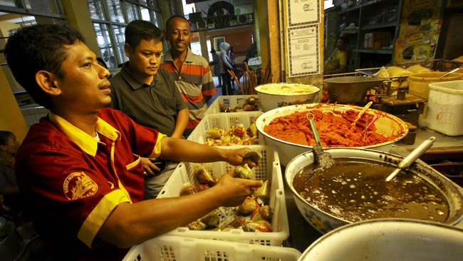 Menko Perekonomian Darmin Nasution memproyeksi inflasi Mei lebih rendah dari bulan sebelumnya, disumbang oleh penurunan harga bumbu dapur.