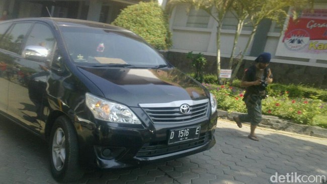 Gayus Tambunan dipindah dengan pengawalan ketat dari petugas lapas dan patroli pengawal kepolisian. Gayus berada dalam Toyota Innova berkelir hitam.