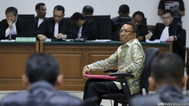 Jero Wacik enggan menjawab pertanyaan awak media terkait hubungannya dengan Jusuf Kalla yang akan hadir sebagai saksi pada Kamis (14/1) depan.